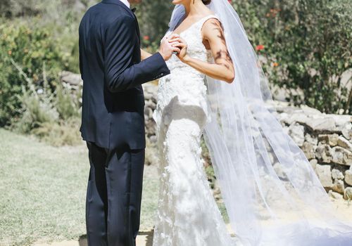 新娘和新郎手牵手