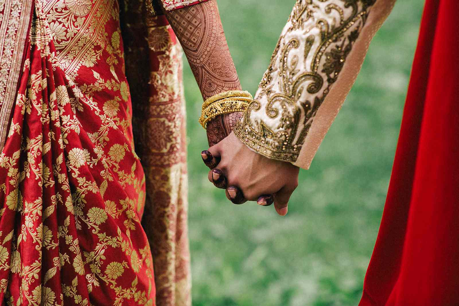 指甲花新娘和新郎手牵着手