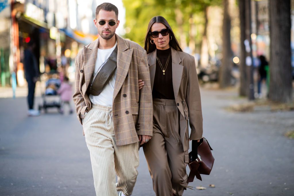 一对夫妇走在街上