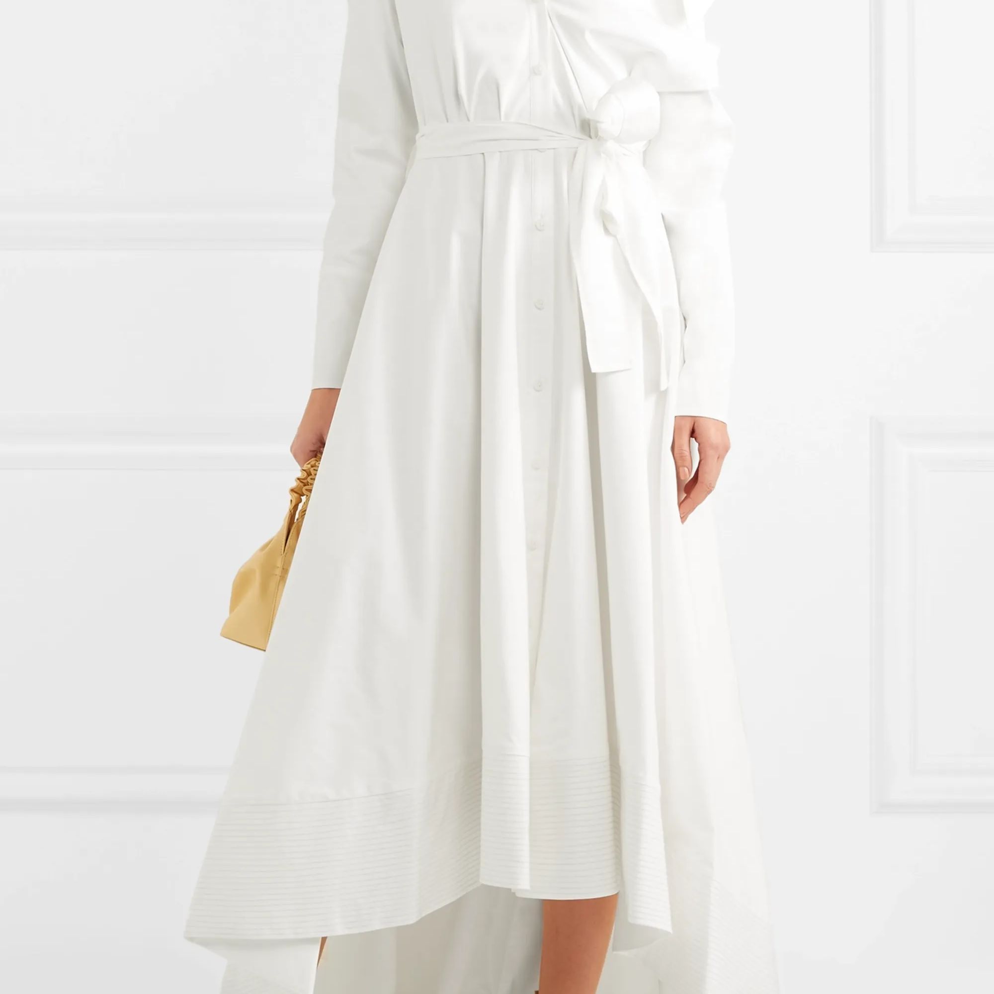 模特穿着高低搭肩的白色礼服