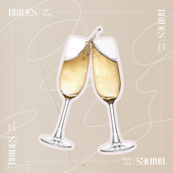 两个香槟长笛叮当作响和一个镀鲑鱼盘的合成照片。