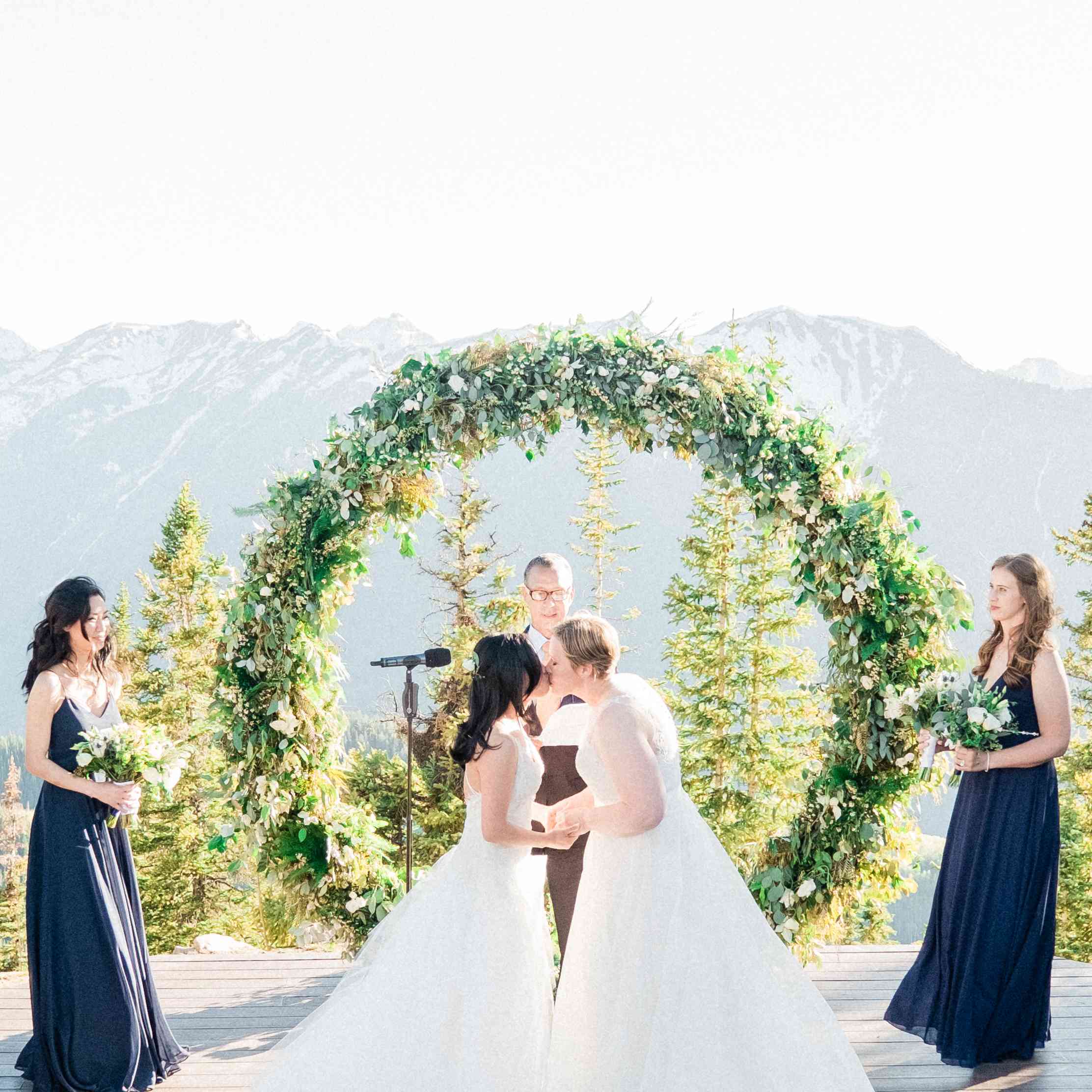 <p新娘在祭坛前接吻> p新娘在祭坛前接吻<p新娘在祭坛前接吻