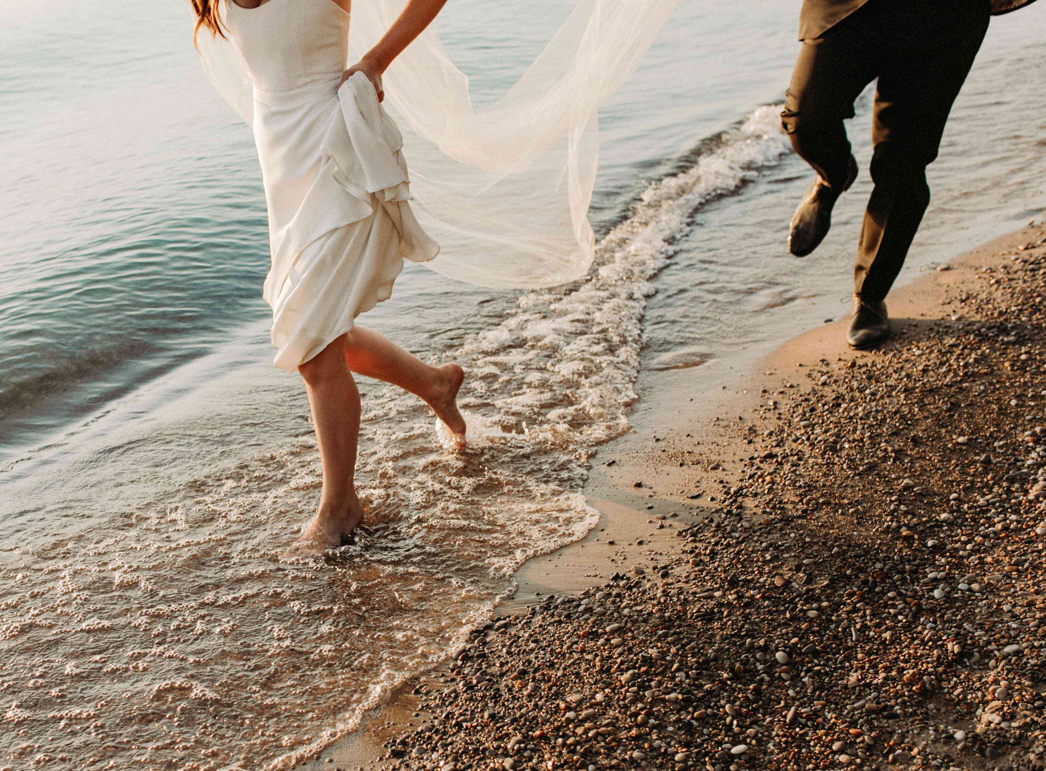 新郎和新娘在沙滩上跑步