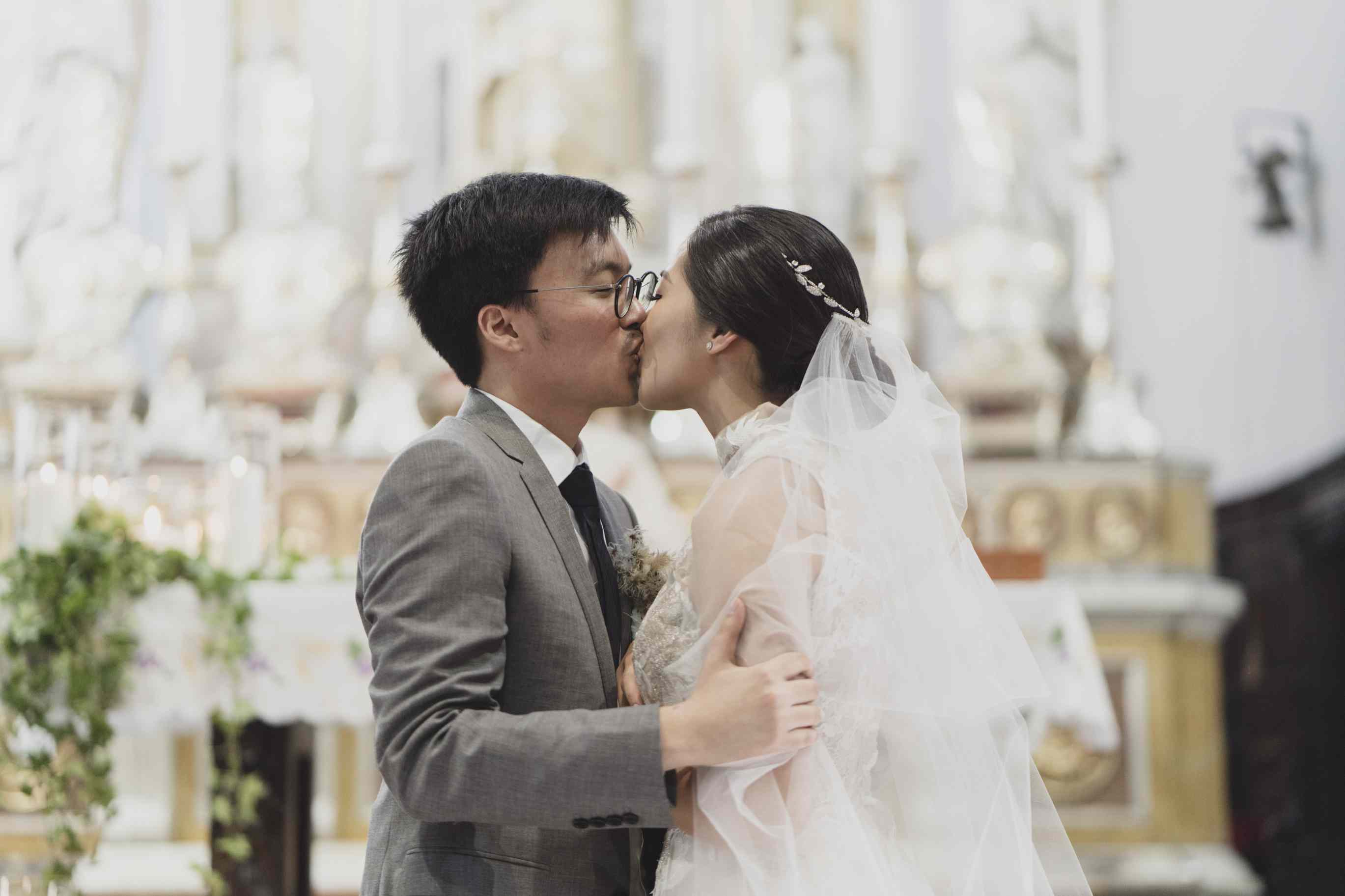 浪漫的科莫湖的婚礼，新娘新郎接吻