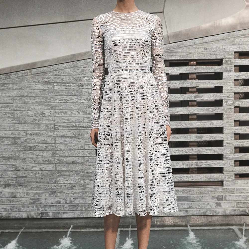 模特穿着带有银色亮片的长袖茶裙