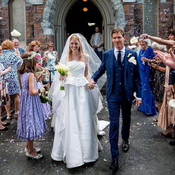 新娘和新郎离开教堂