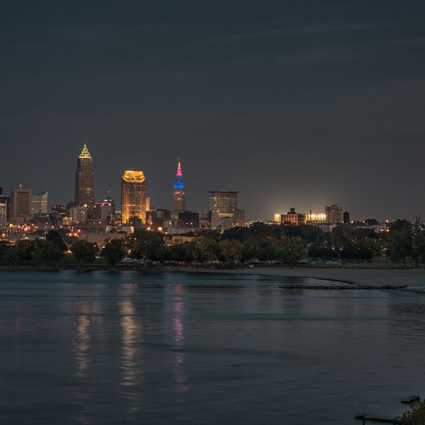 收获月亮反射克利夫兰天际线