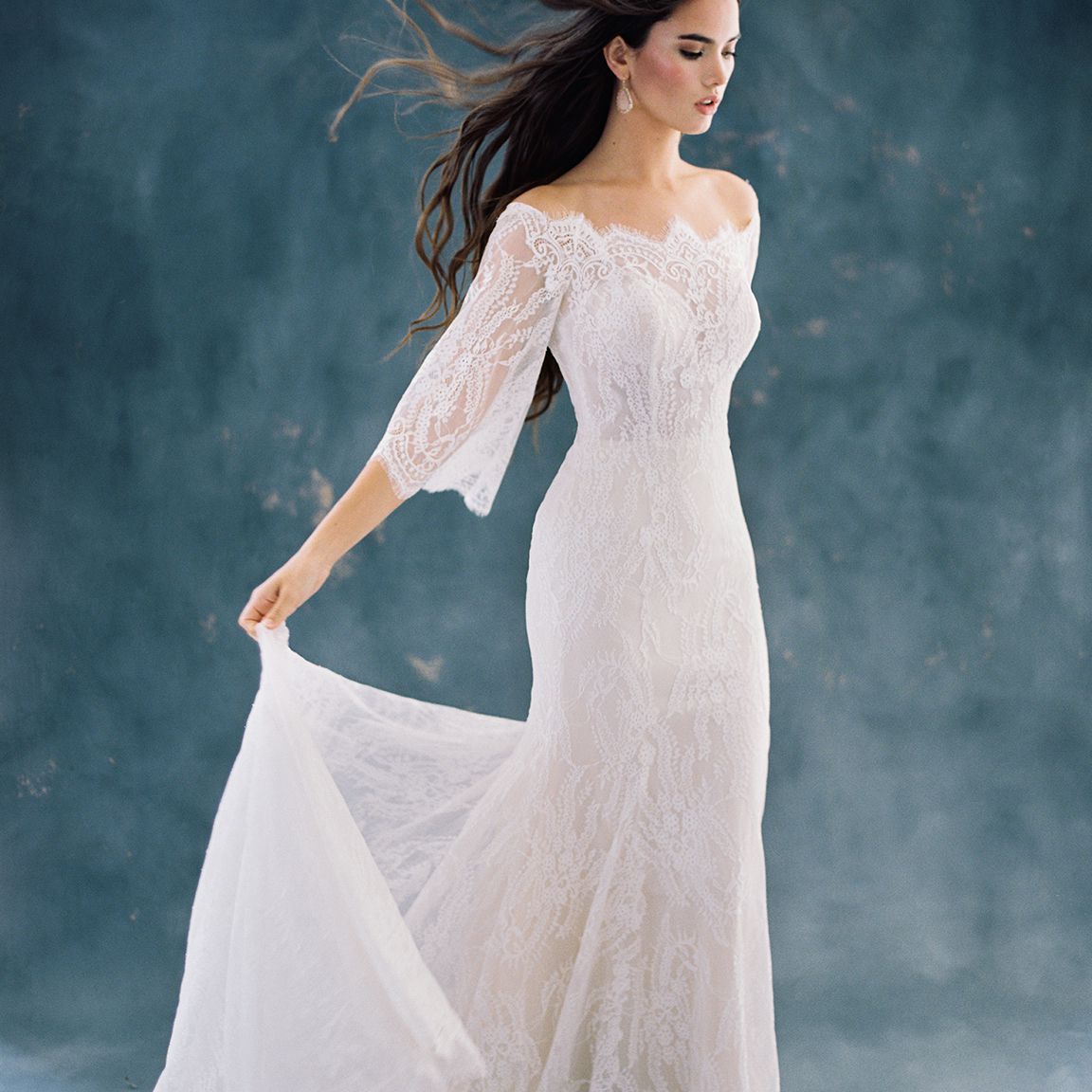 模特穿着四分袖的蕾丝露肩修身露肩礼服