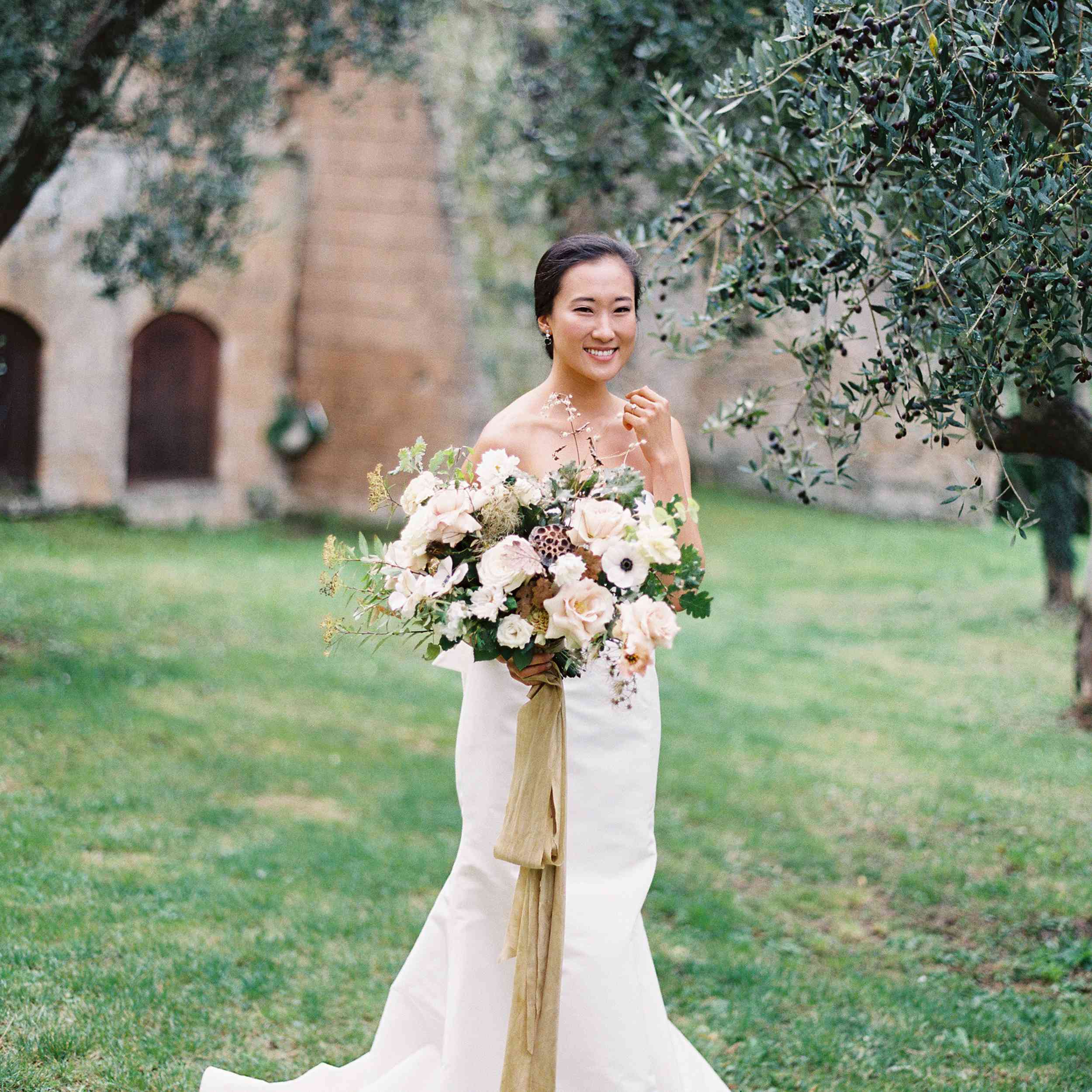 经典的la badia意大利婚礼，新娘手持豪华的花束