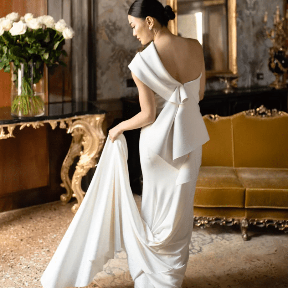 新娘背出建筑袍断