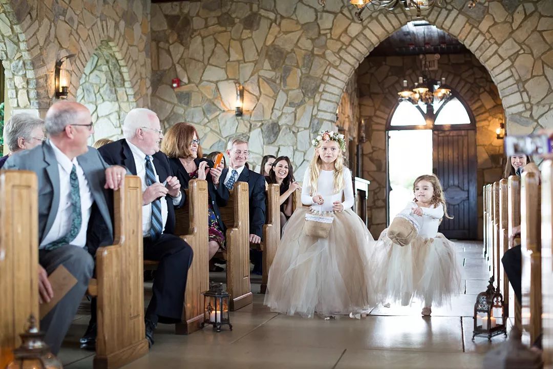 教堂过道与灯笼