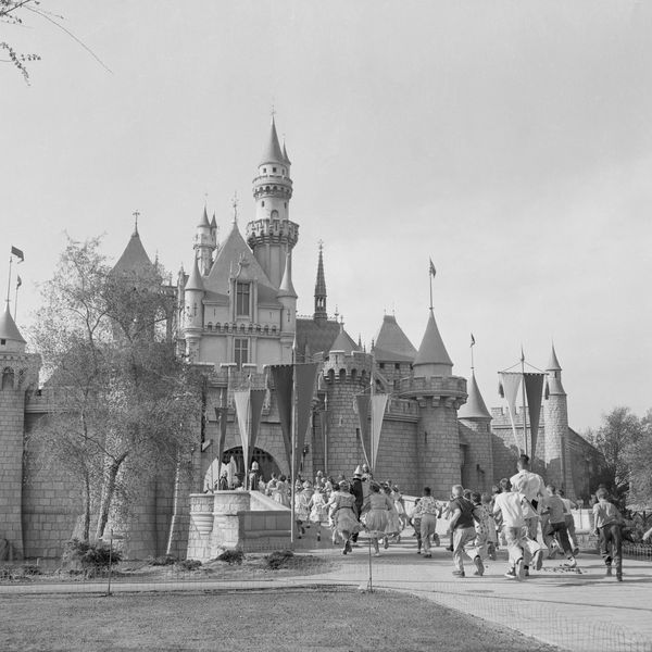 扑面而来的迪斯尼乐园的开幕睡美人城堡日