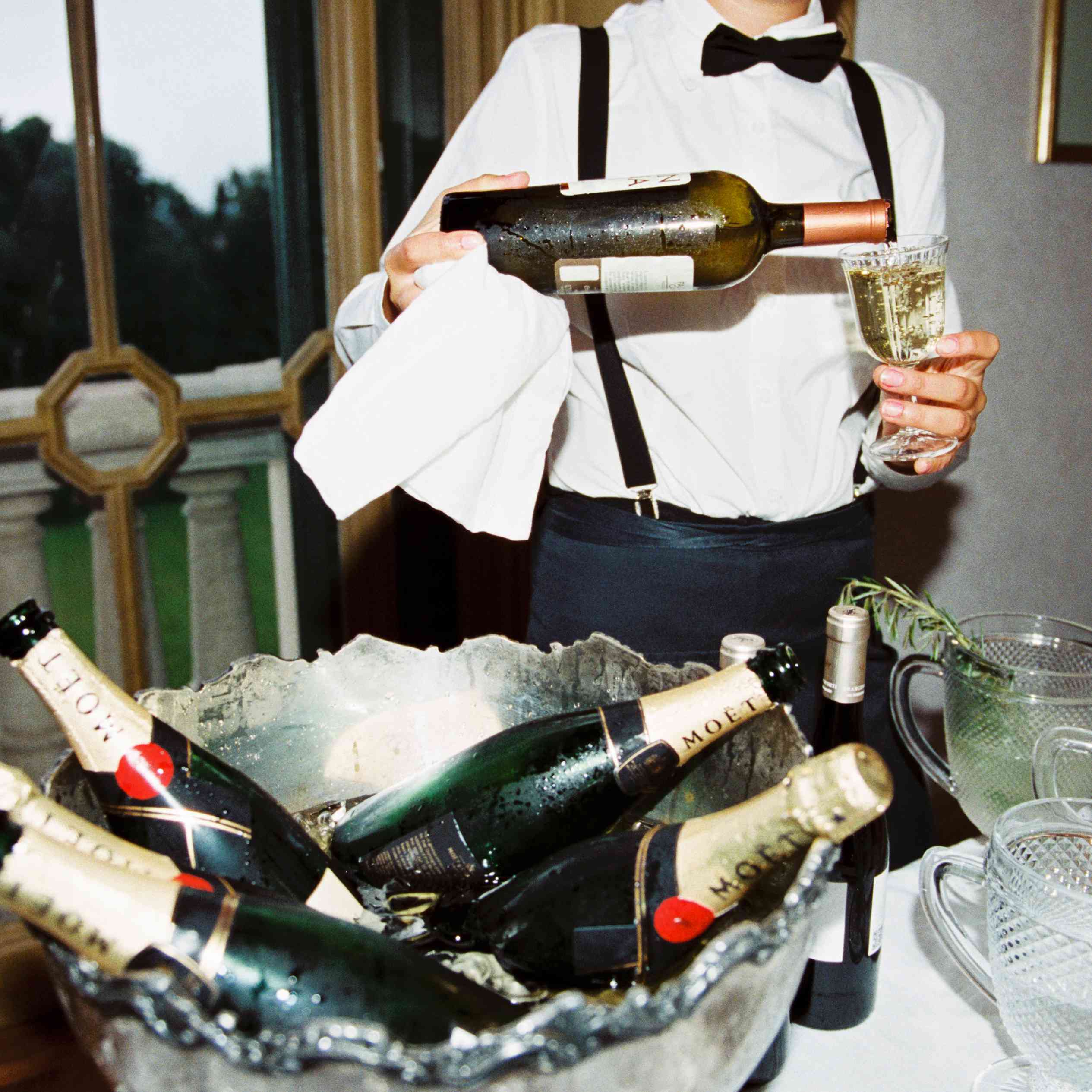 酒保倒香槟