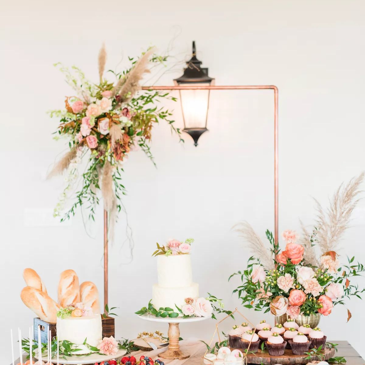 金色框架的甜点桌