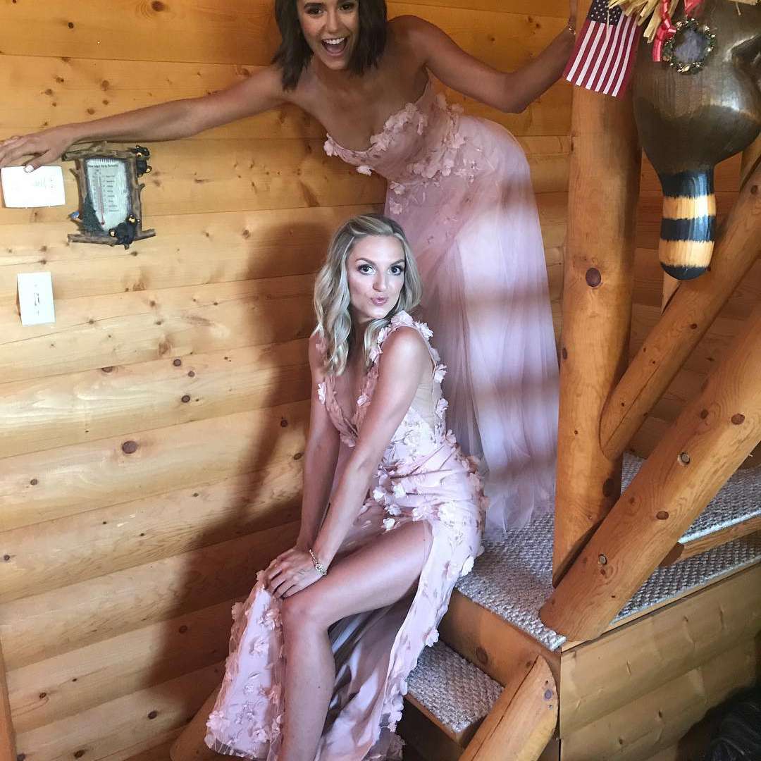 尼娜多布雷夫作为伴娘