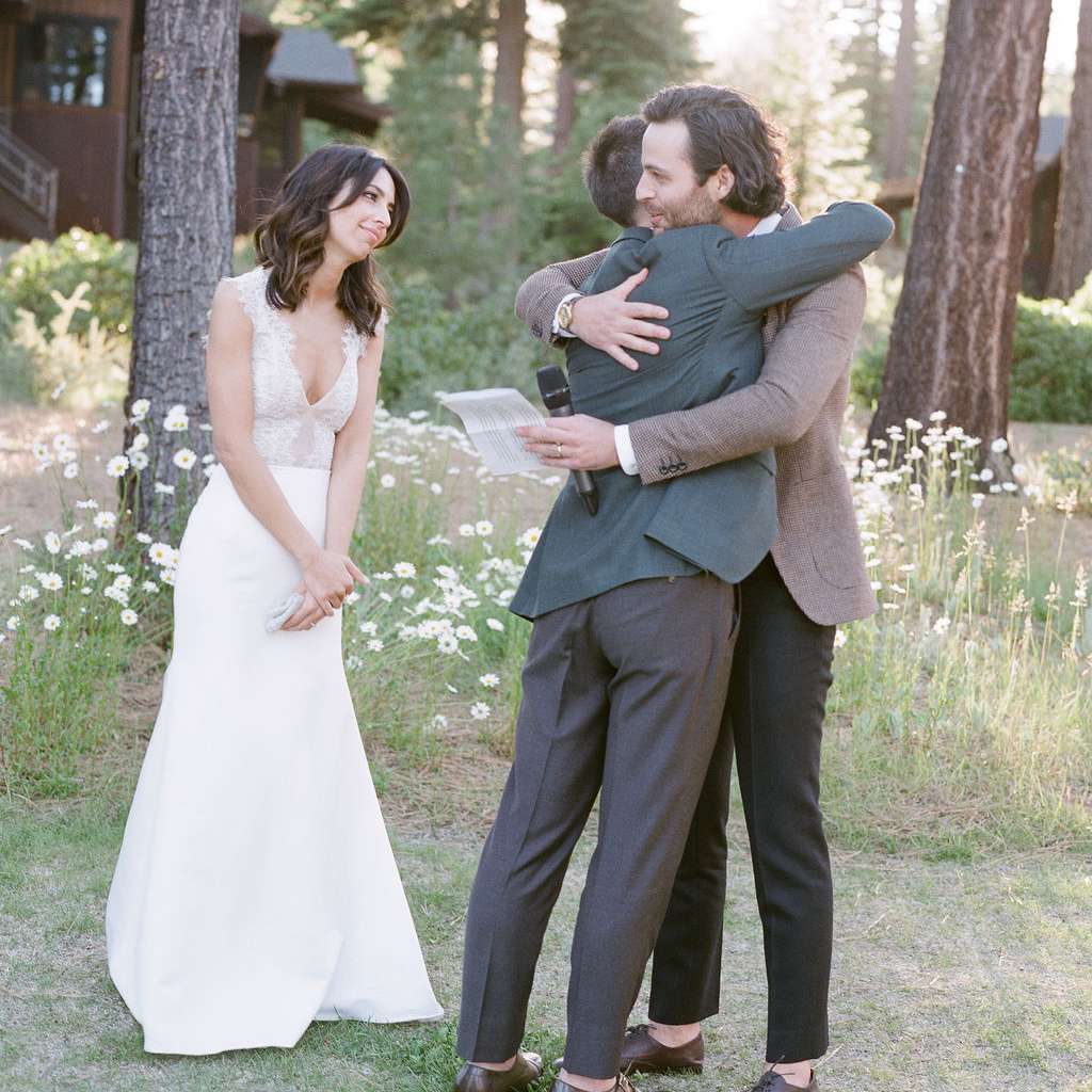 新郎拥抱的朋友