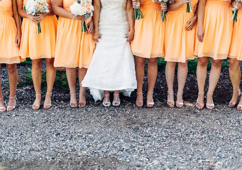 新娘和伴娘的下半身