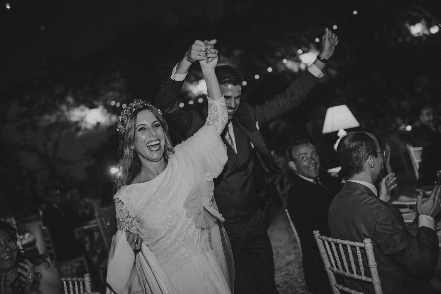 <p>前台的新娘和新郎跳舞</ p> <br> <br> <br>