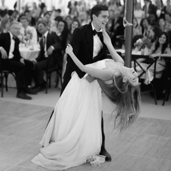 新郎和新娘在婚礼上跳第一支舞