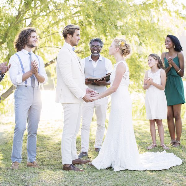 有新娘团和司仪的婚礼仪式