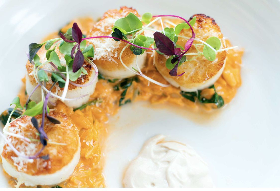 弗吉尼亚海滩佐伊餐厅的烤扇贝