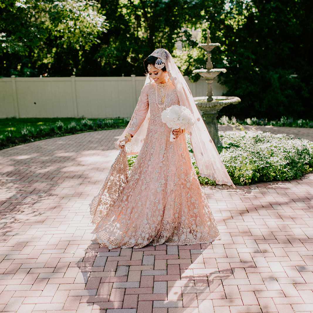 新娘脸红婚纱礼服