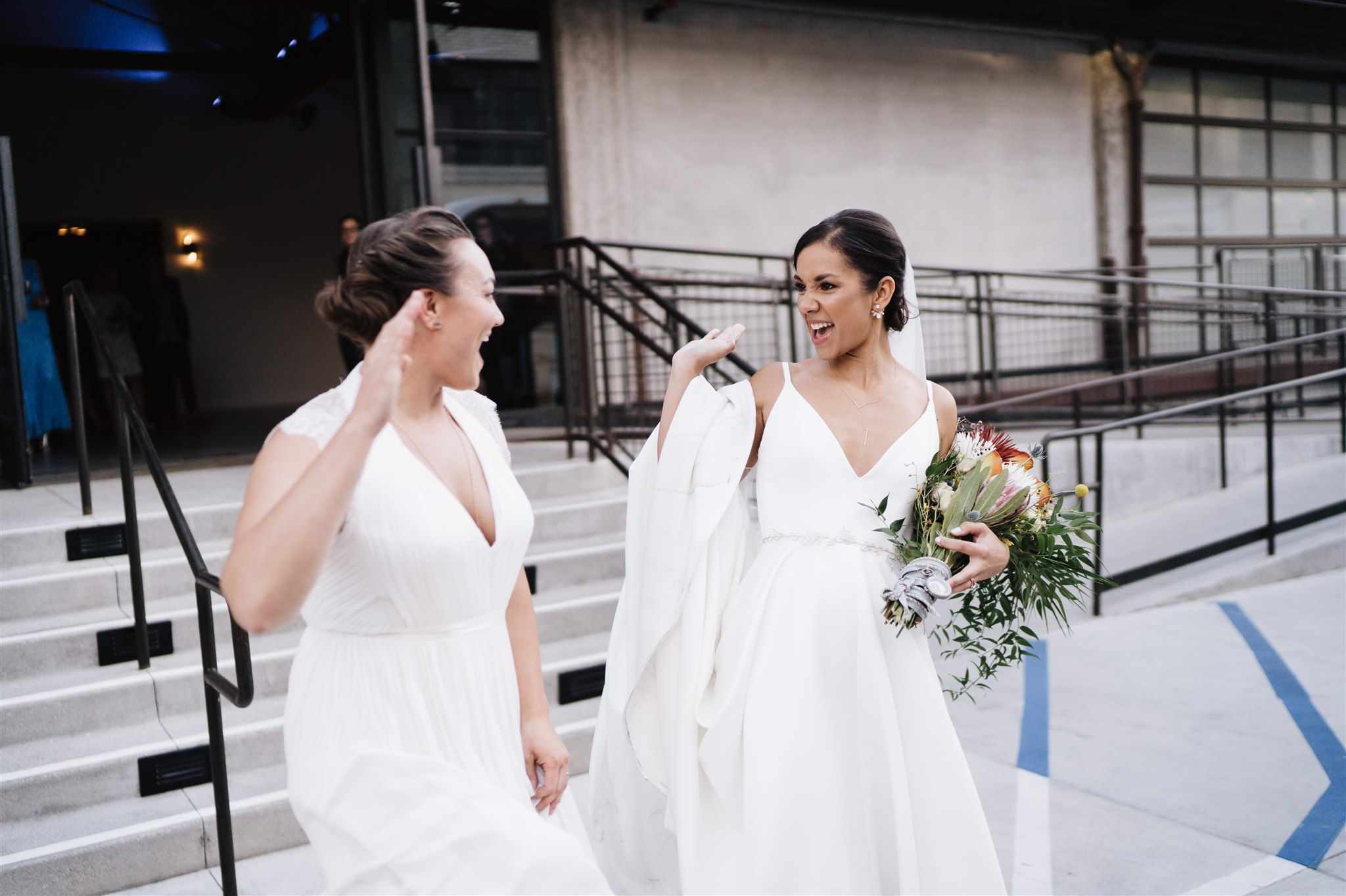 两个新娘在他们的婚礼后高漂亮