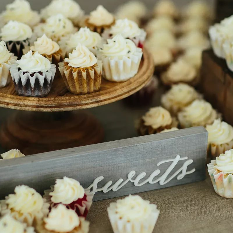 婚礼上的迷你纸杯蛋糕