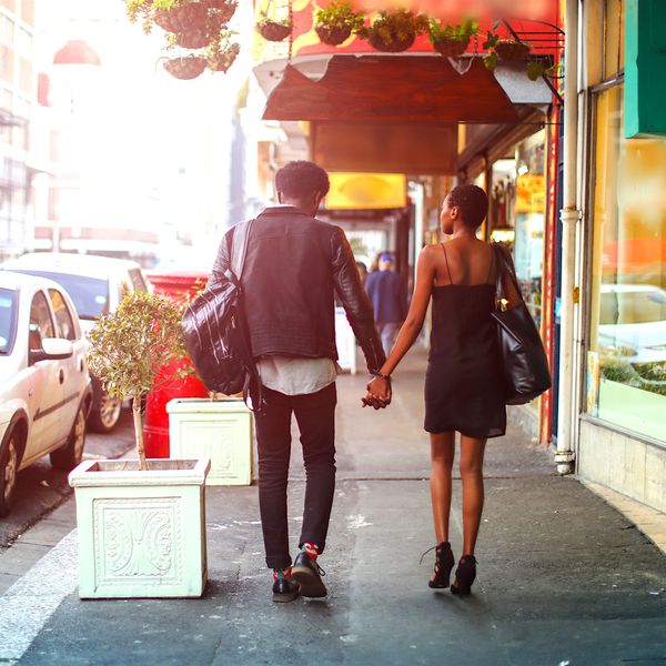 走在城市街道的男人和妇女握手“class=