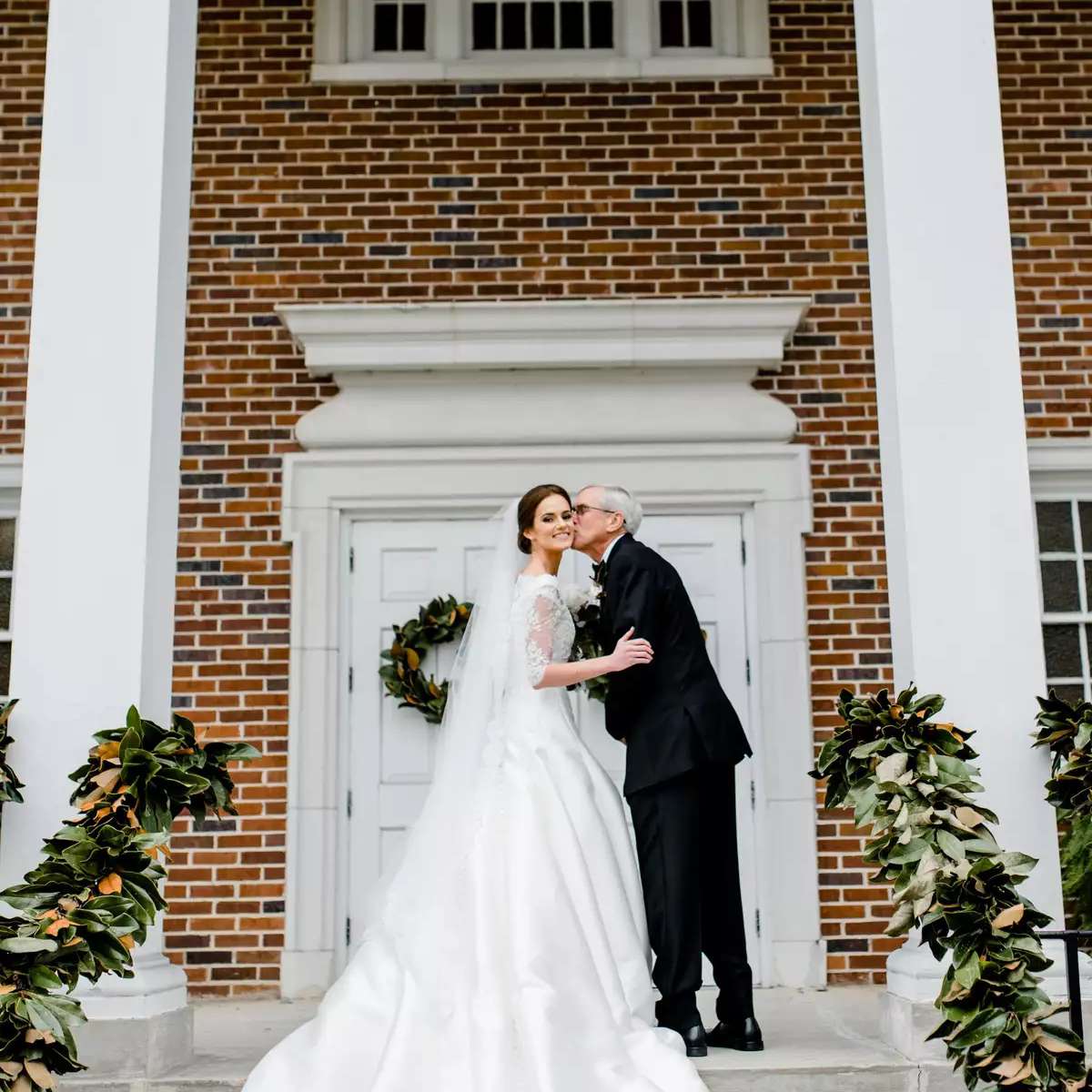 有绿叶的教堂步