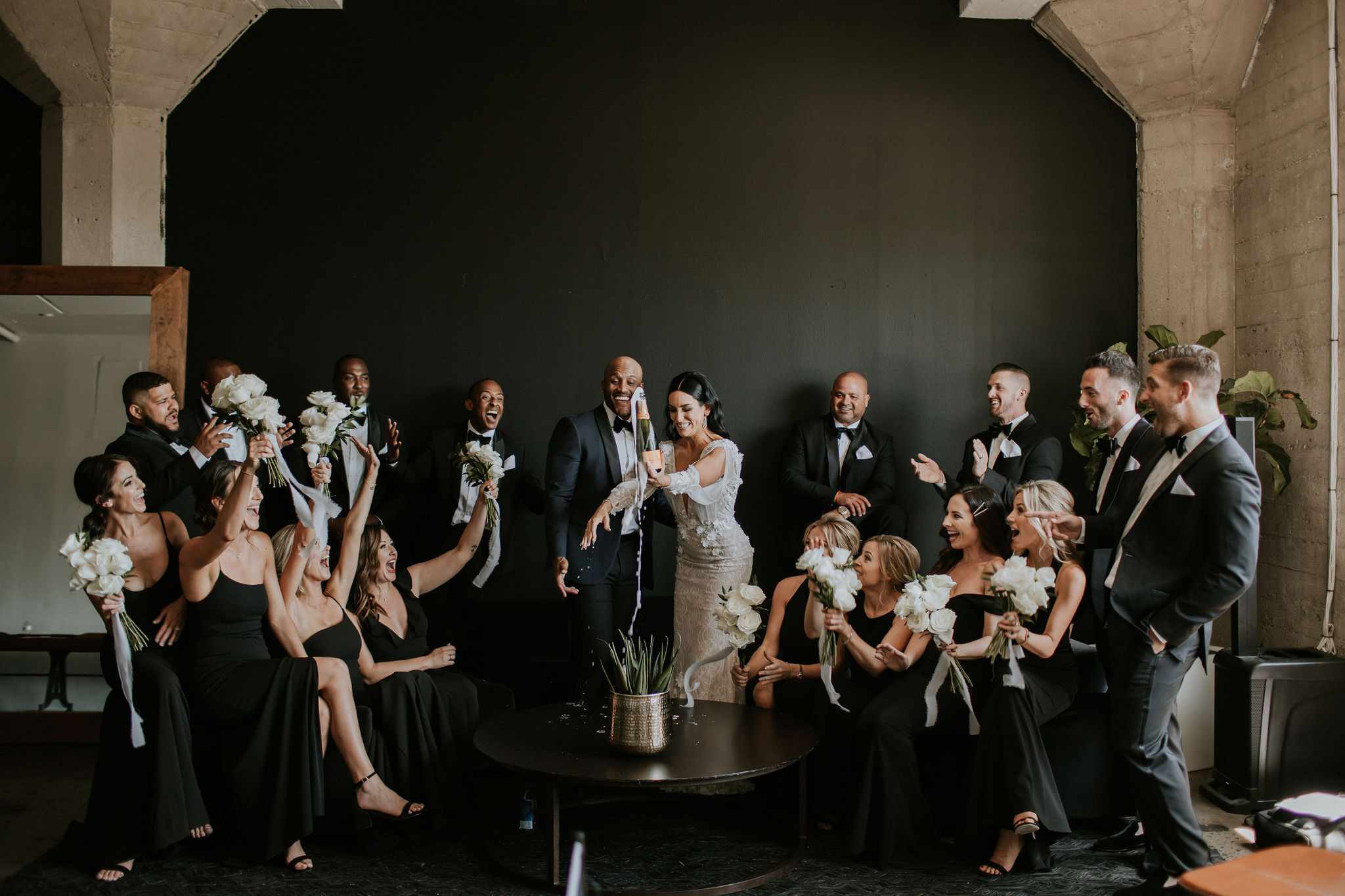 新娘和新郎在婚宴上开香槟庆祝