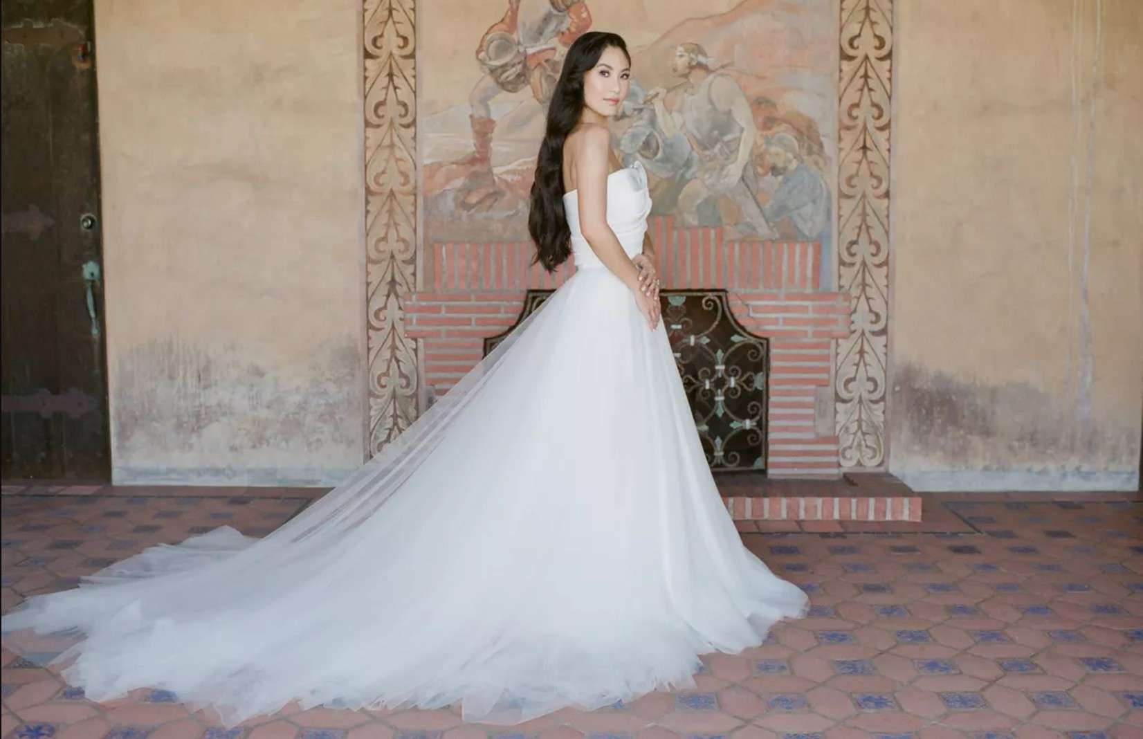 无肩带礼服的新娘