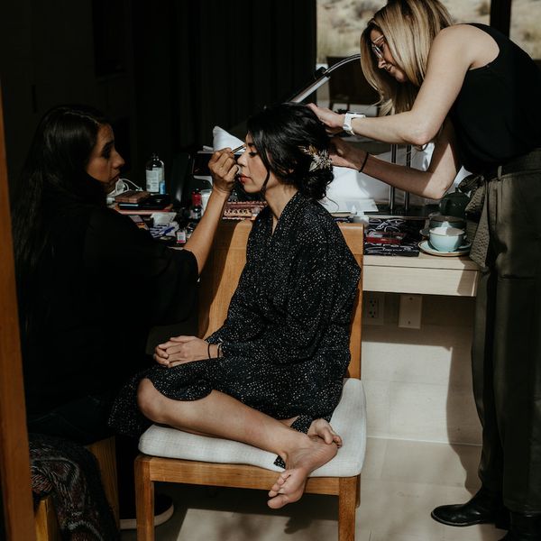 正在化妆的女人