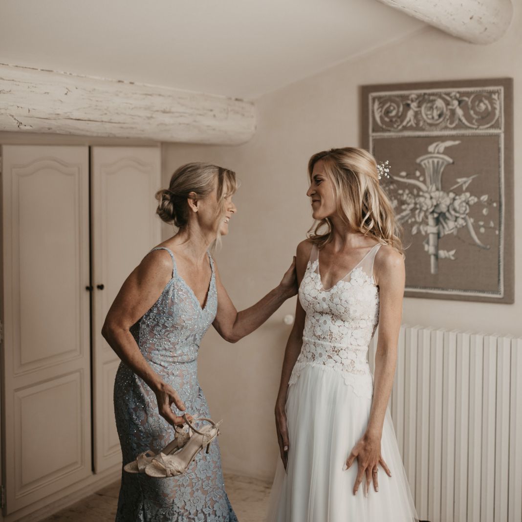 新娘和母亲“class=