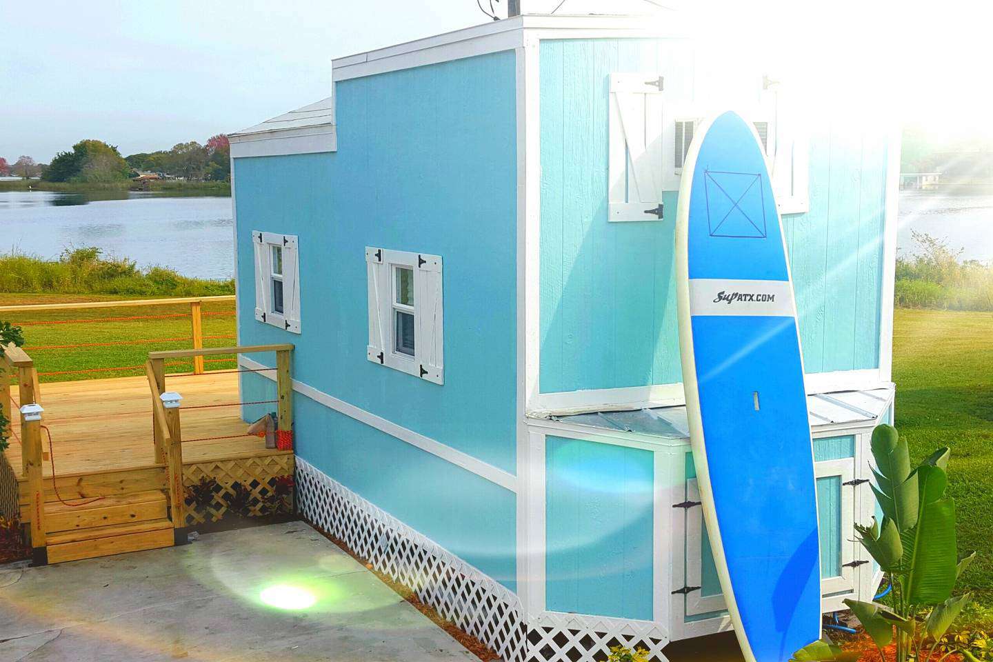 在奥兰多，佛罗里达州的一个湖外小房子在一个小房子社区