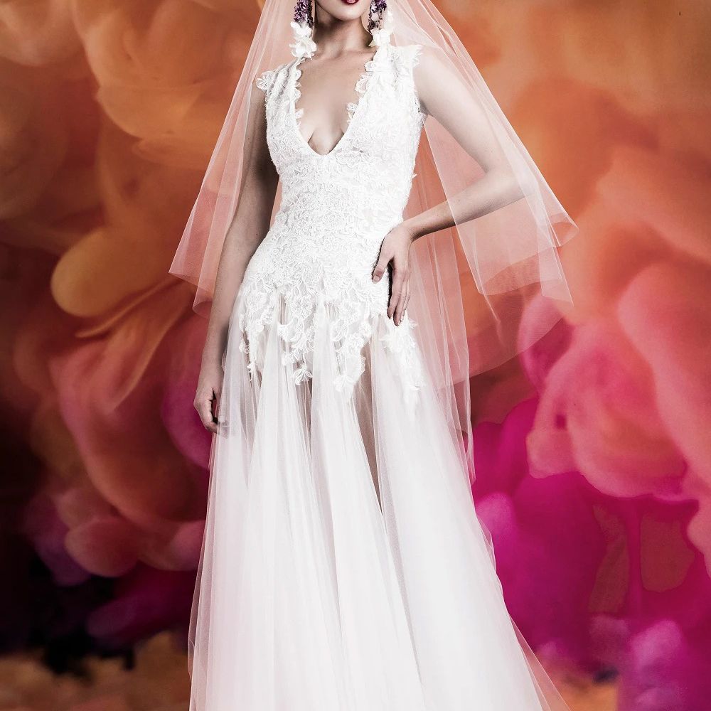 模特在深v领绣花花边礼服与薄纱裙