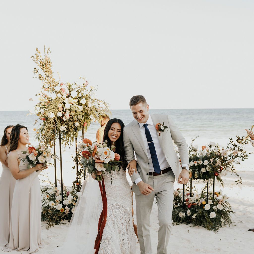 这对夫妇沿著走廊凹下去