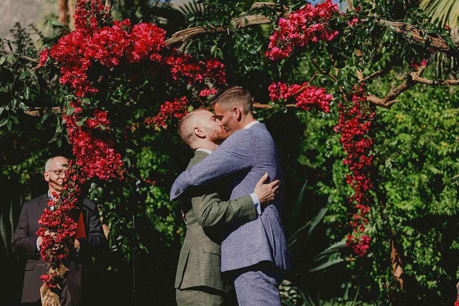 两个新郎在婚礼上接吻