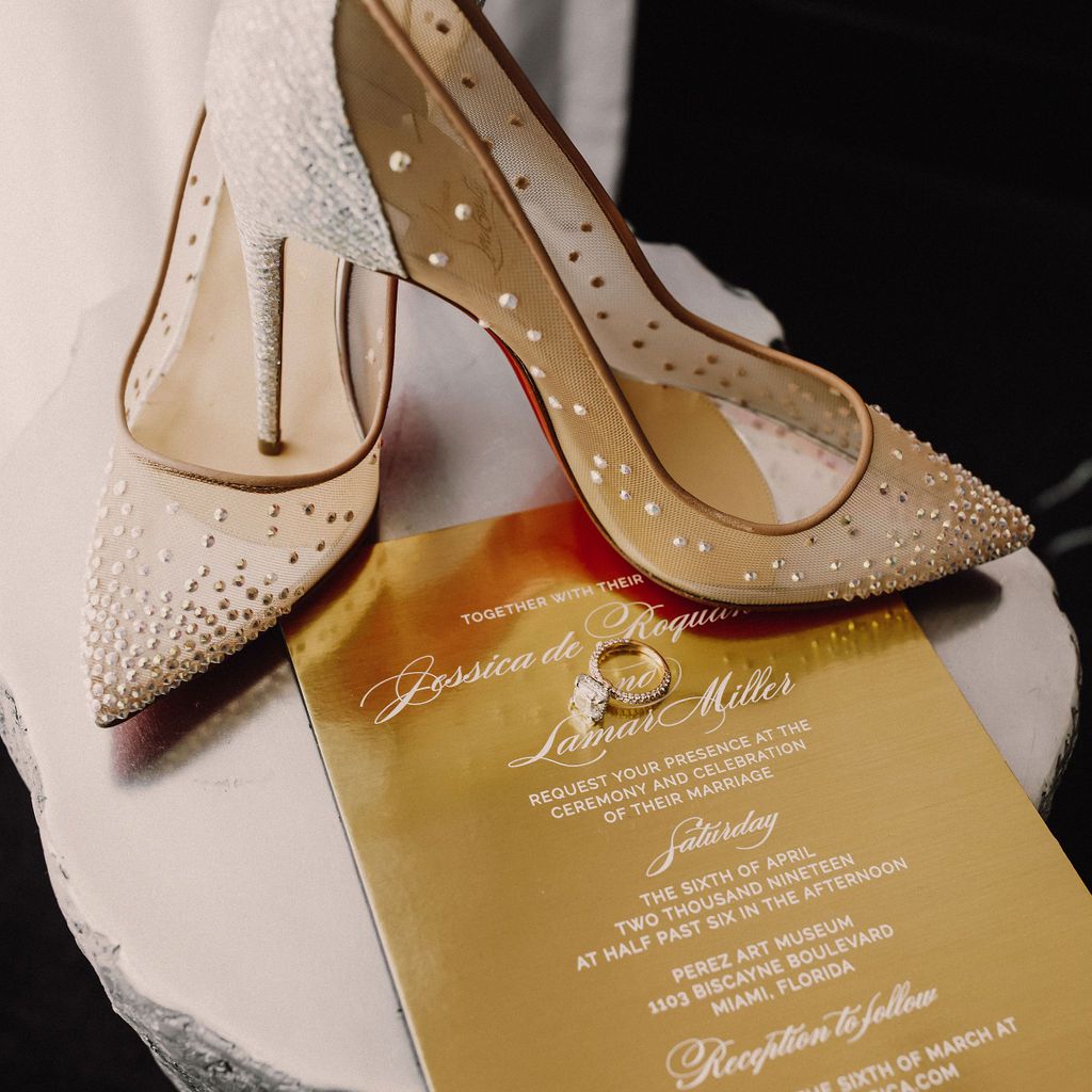 鞋子和婚礼请柬