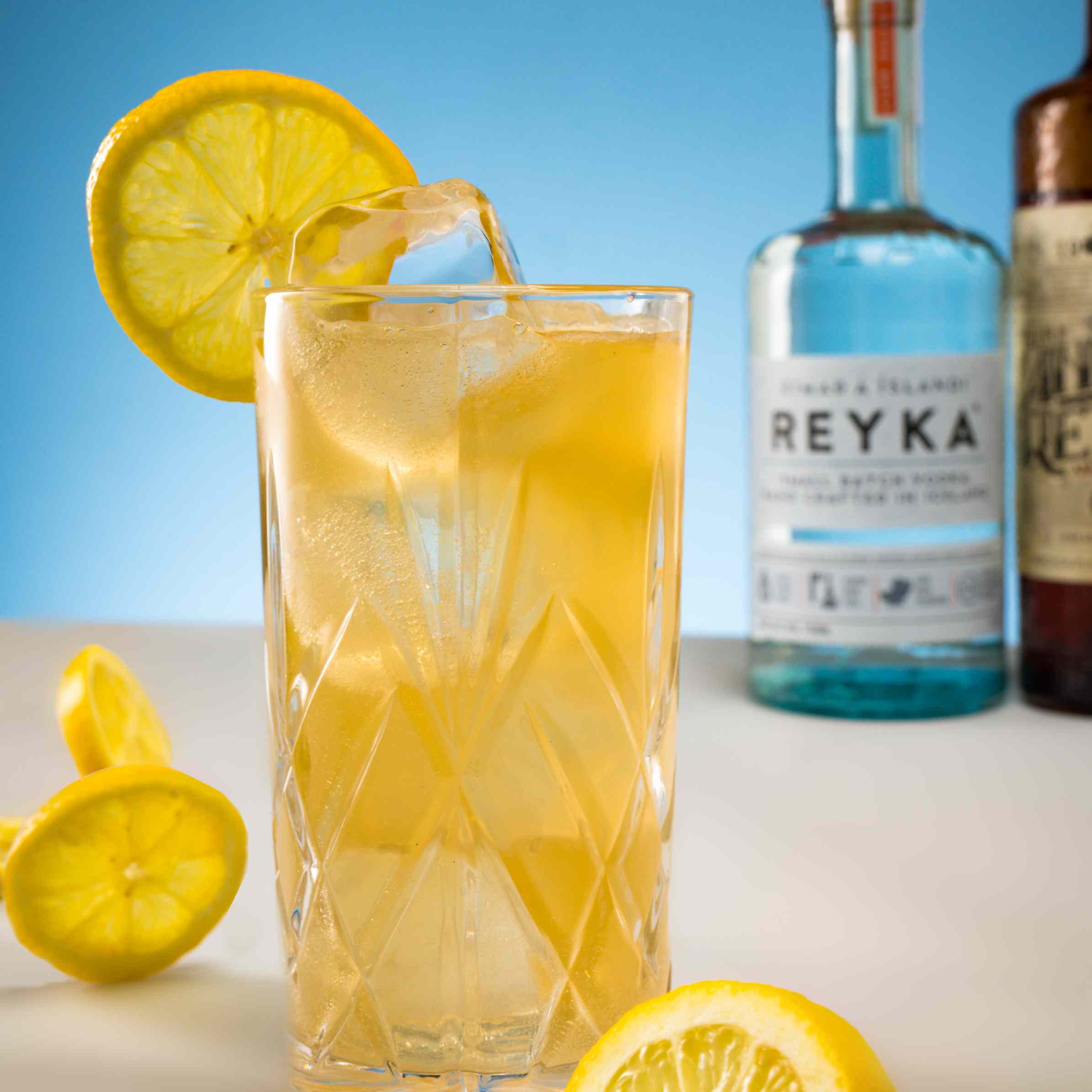 采购产品酒精，招牌鸡尾酒，饮料，杯子，柠檬，柠檬水，伏特加，龙舌兰酒