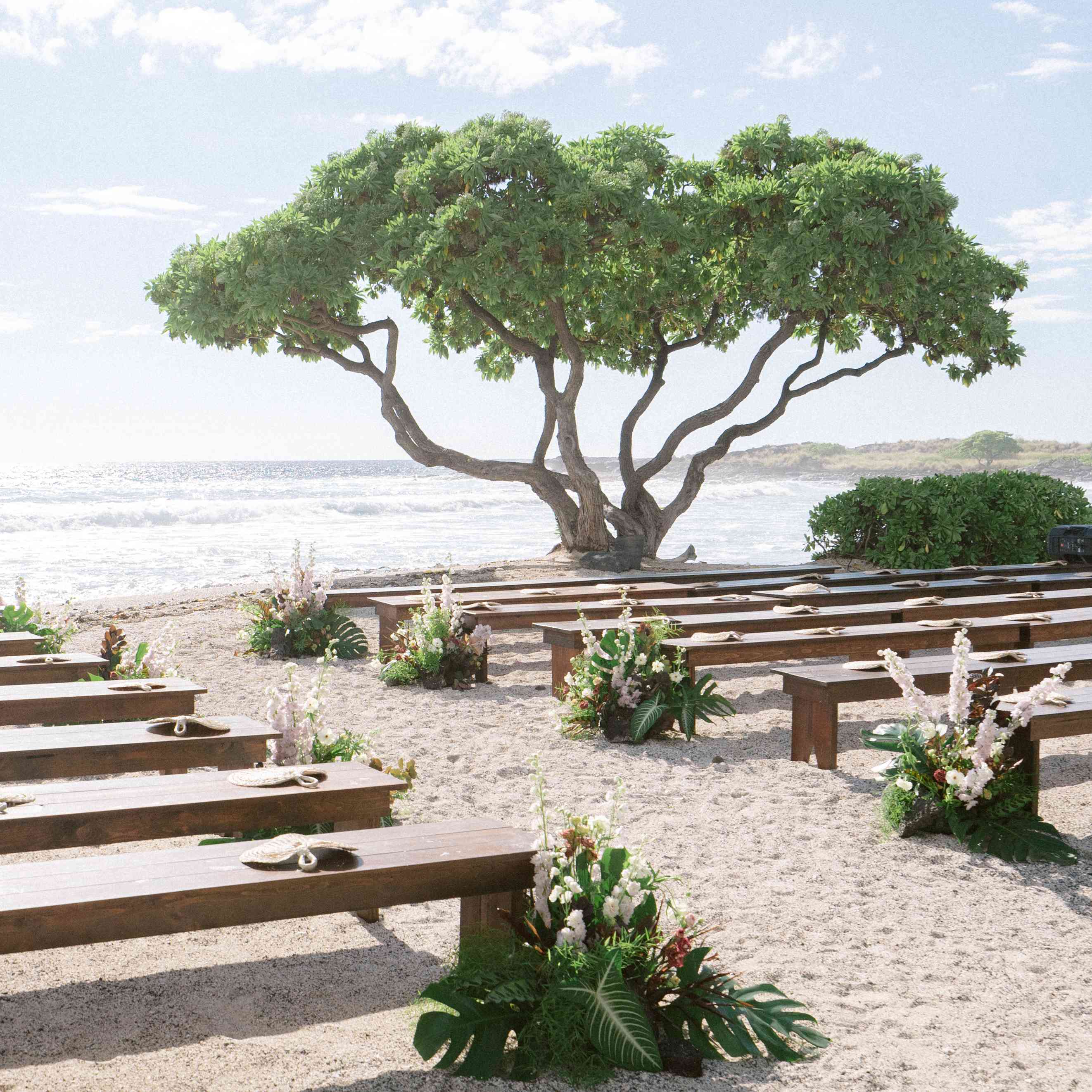 走道两旁排列着木凳