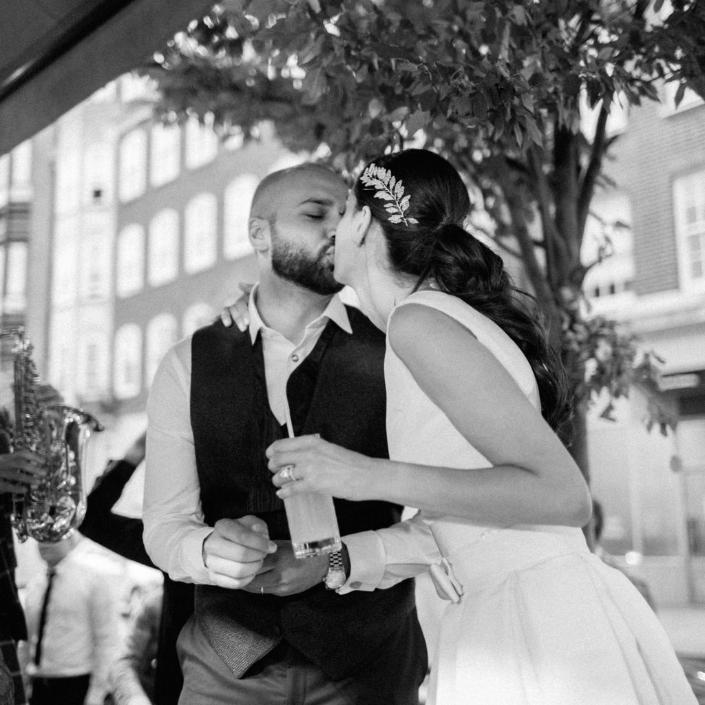 新娘和新郎亲吻