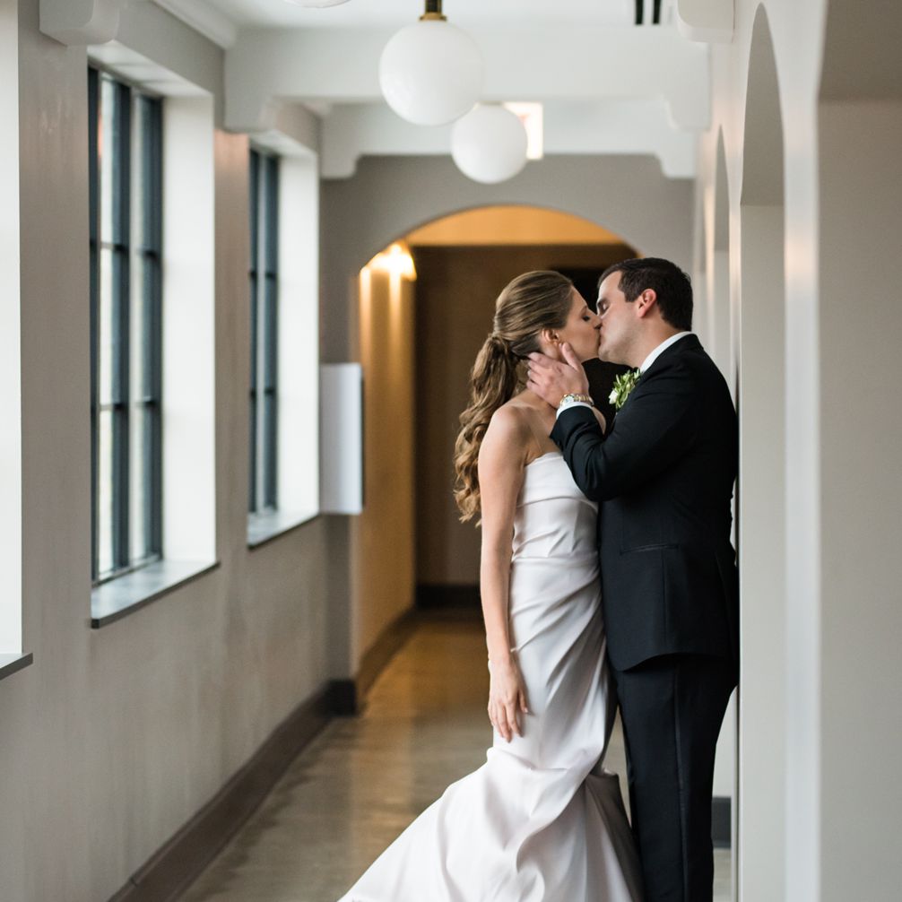 新娘和新郎分享一个吻