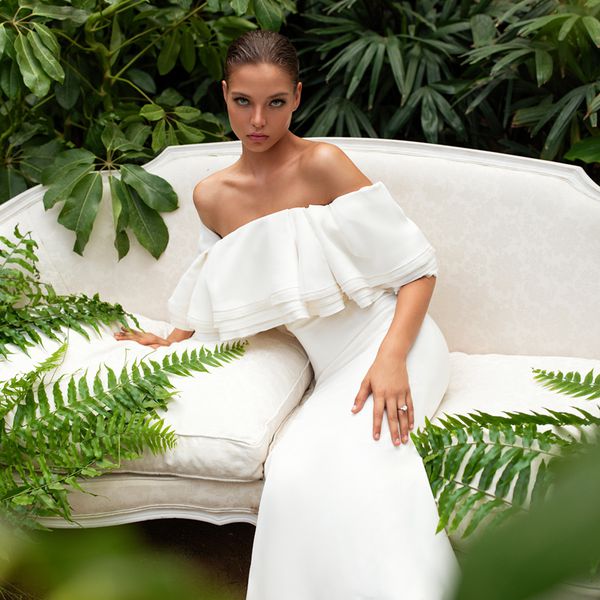 模特穿着婚纱礼服