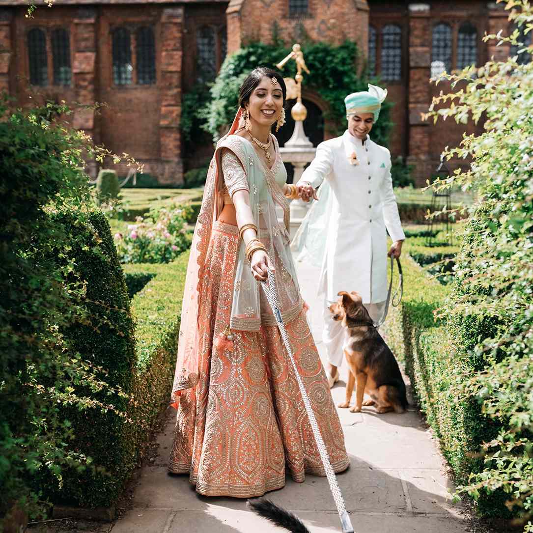 新娘和新郎在遛狗