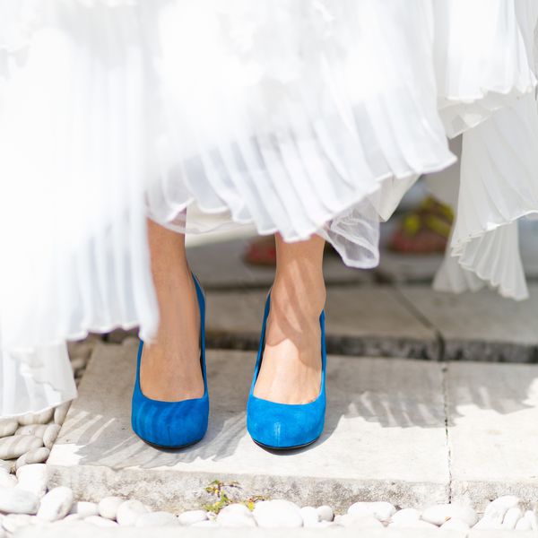 新娘的低段与蓝色的鞋子