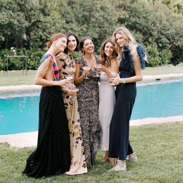 >婚礼上身穿长裙的宾客