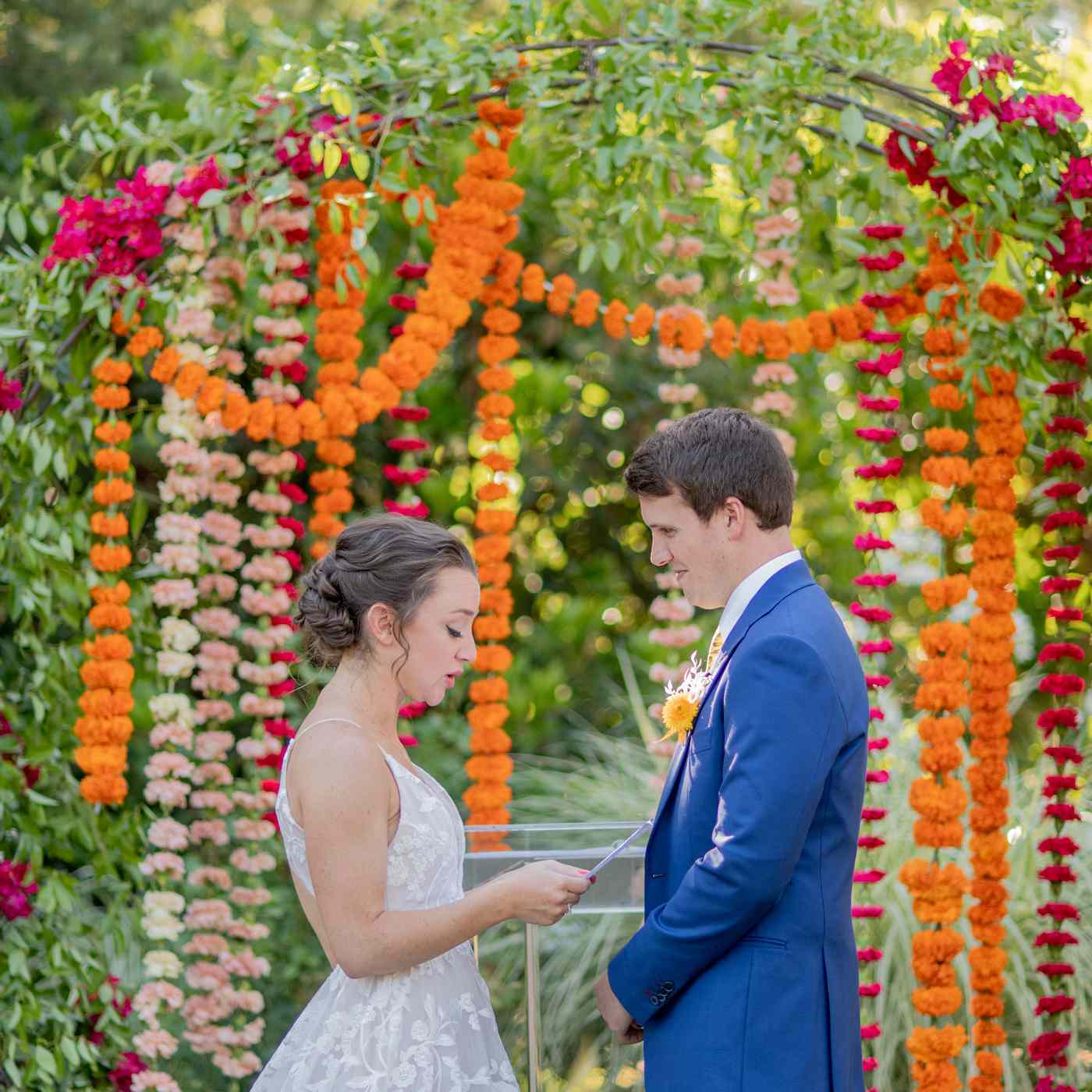 新娘和新郎交换誓言