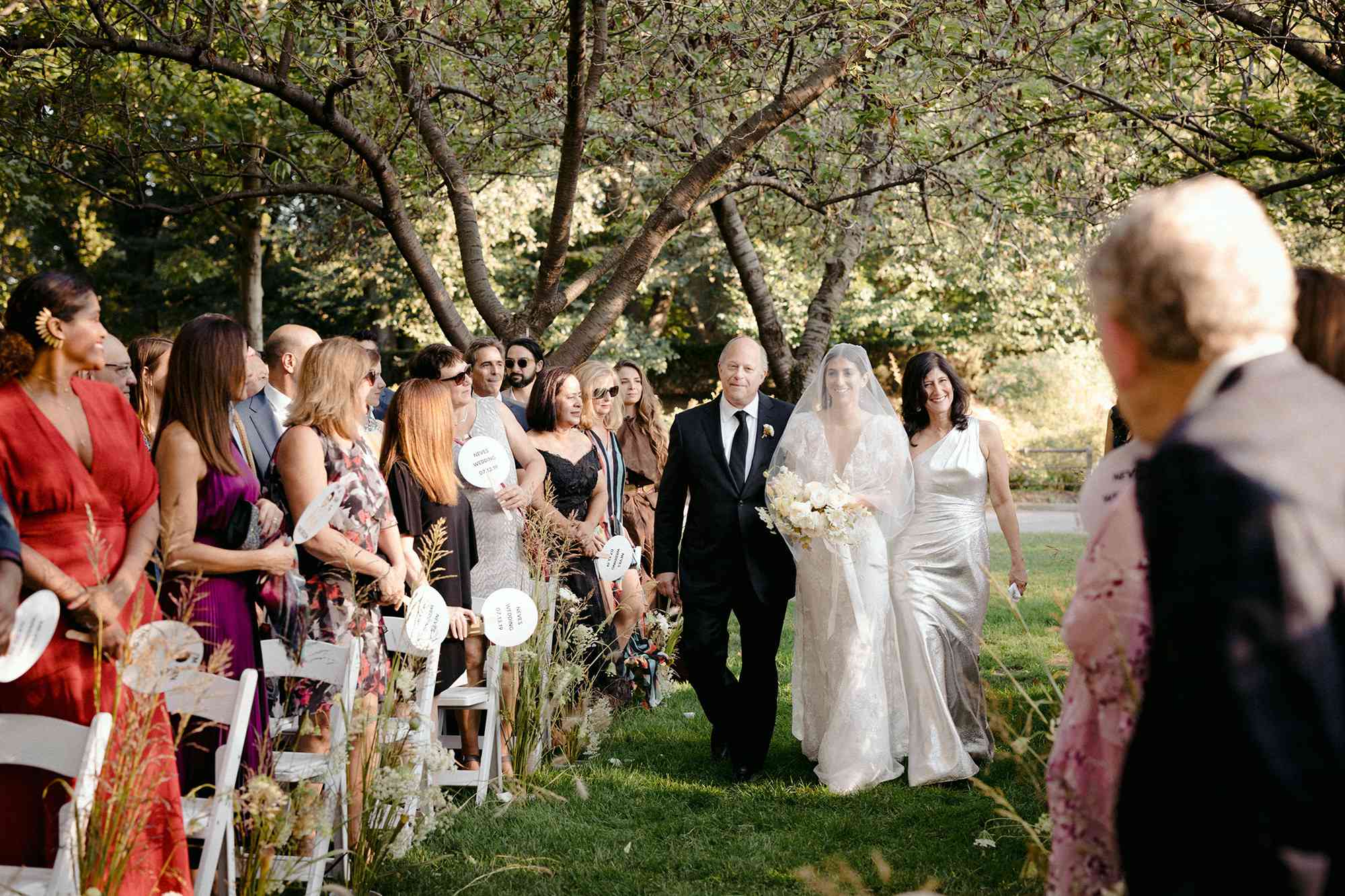 新娘和父母走下走廊