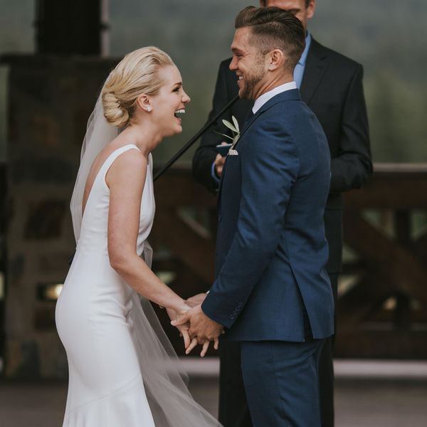 笑在法坛的新娘和新郎“class=